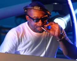 Idris Elba smoking